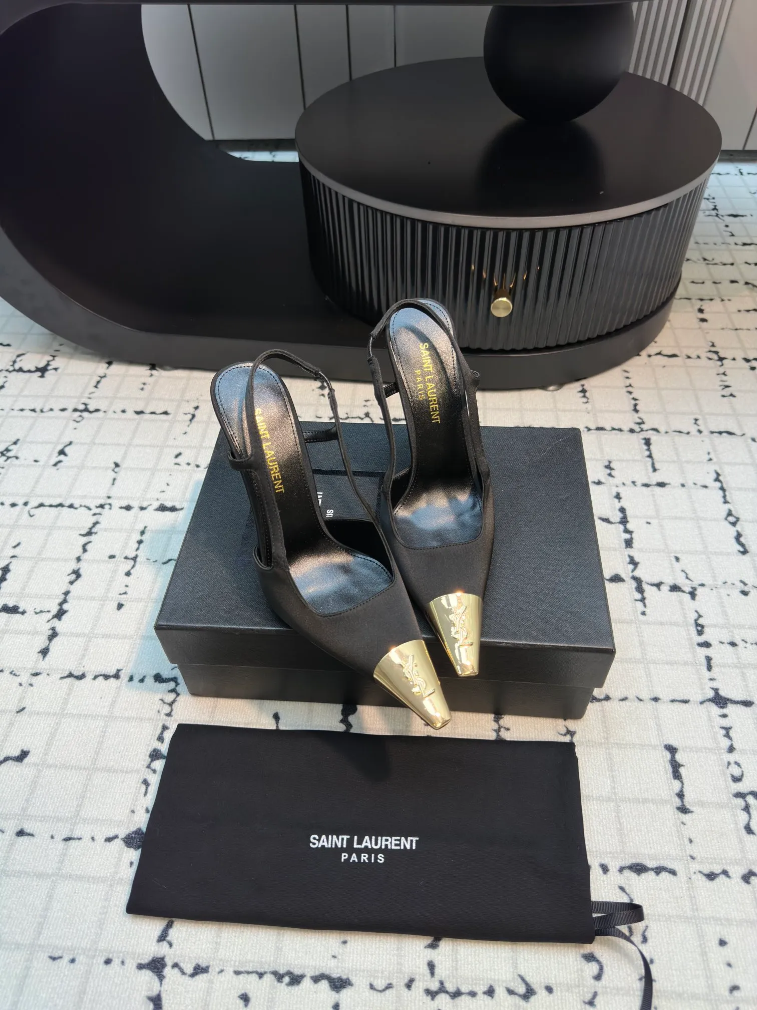 👟👟Ex-factory price 560👟👟 laurent 2025 spring and summer new YSL small gold-toed high heels, very stable on the foot, super heeling, feel free to buy! The heel is custom-made from a new mold. It is an exclusive heel. The height is the same as the original one to distinguish various incorrect versions! High-end sexy, ysl still understands women best❤️ Upper: Silk Lining: Sheepskin Sole: Italian genuine leather outsole Size: 35/40 (40 is custom-made and cannot be returned or exchanged)